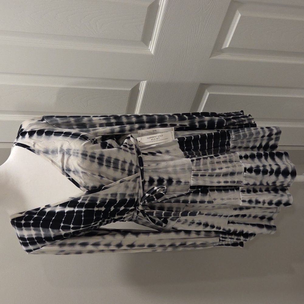 VENUS Monochrome Wrap Dress